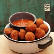 Coxinhas, bolitas de queso y risoles